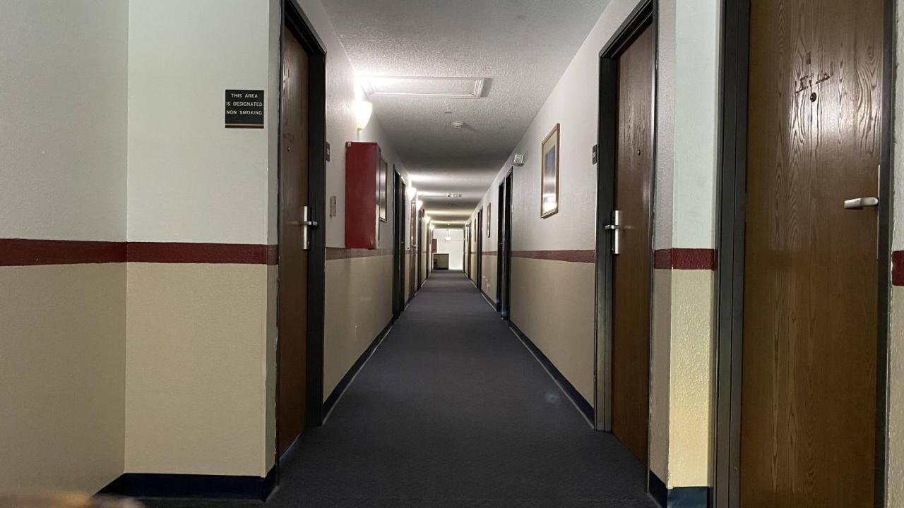 Hotel In Newton, Ks 2*
