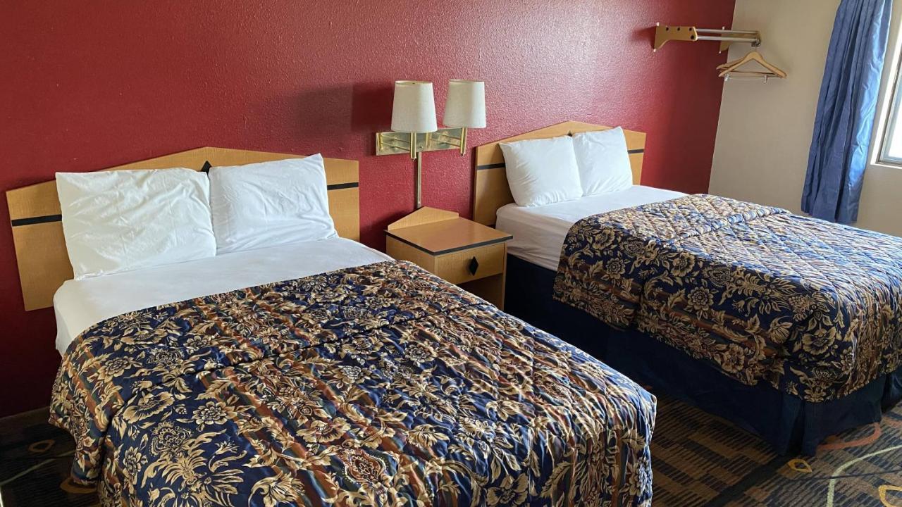 Hotel In Newton, Ks 2*